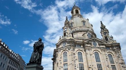 Das Martin-Luther-Standbild auf dem Neumarkt in Dresden (Sachsen) neben der Frauenkirche
