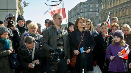 Putin war schuld. Die Reporterin Nina (Beata Fido) recherchiert im Film "Smolensk" den Flugzeugabsturz von 2010 im Sinne der neurechten Verschwörungstheorie. 