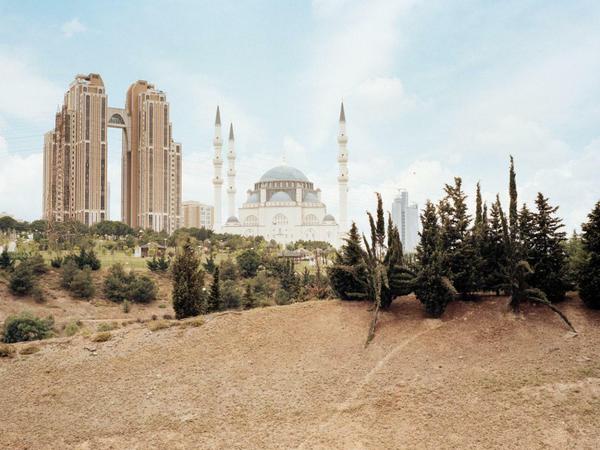 Wie ein Ufo. Die Atasehir Mimar-Sinan-Moschee in Istanbul aus Norman Behrendts Serie "Brave New Turkey" (seit 2015).