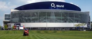 In einer Stadt vor unserer Zeit. Die O2 World heißt längst Mercedes-Benz-Arena. Nur bei Google Street View noch nicht.