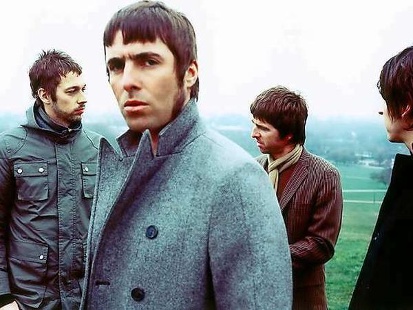 In den Nuller Jahren sind nur noch Liam (Mitte) und sein Bruder Noel (rechts hinter ihm) aus der Anfangsbesetzung von Oasis übrig. 