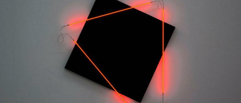Rosig. Morellets Lichtbild trägt den Titel „Néons 3D: 15°– 90°– 50°“ (2015). 