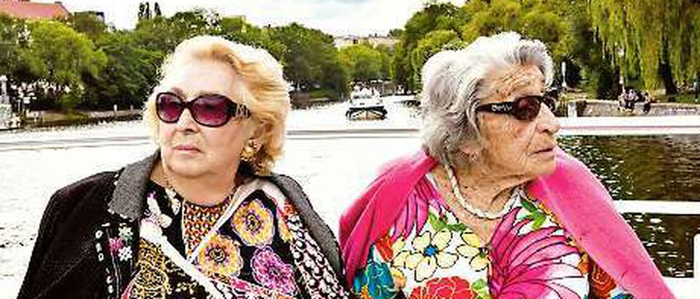 Oma Regina Karolinksi (l.) und ihre Freundin Bella Katz beim Ausflug auf dem Spree-Dampfer.
