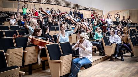 Mit Begeisterung. In der Jungen Deutschen Philharmonie spielen Musiker im Alter von 18 bis 28 Jahren.