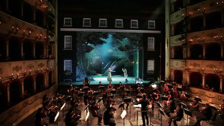 Im kleinen, feinen Teatro Rossini in der Altstadt von Pesaro sitzen die Musiker auf Abstand - und die Zuschauer in den Logen. 