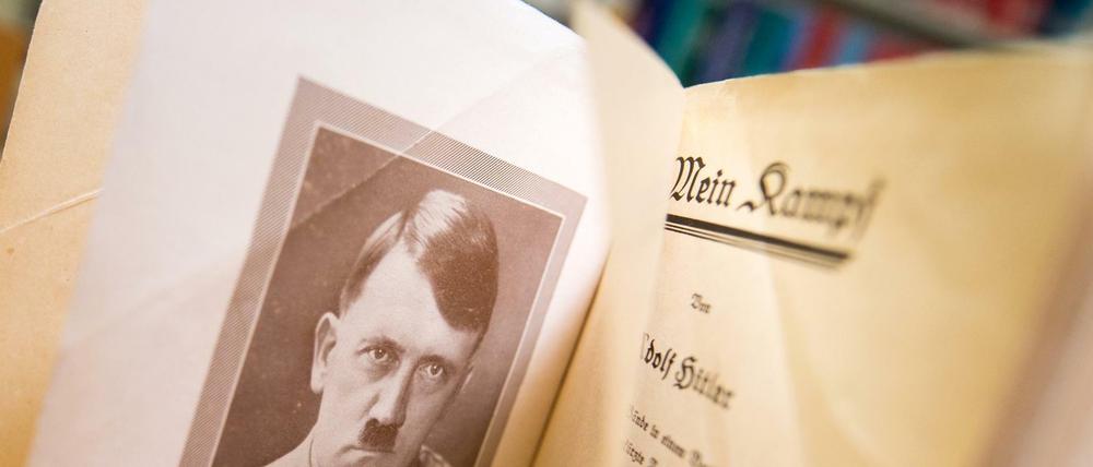 Ein aufgeschlagenes Exemplar der Originalausgabe der Hetzschrift "Mein Kampf" des späteren nationalsozialistischen Diktators Adolf Hitler in einer Bücherei in Frankfurt am Main (Hessen). 