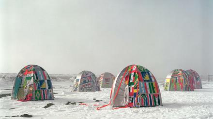 Ephemere Installation des Antarctic Village, von den Künstler:innen Lucy und Jorge Orta, Nord-, Südost- und Westdörfer auf der Antarktischen Halbinsel von März bis April 2007.