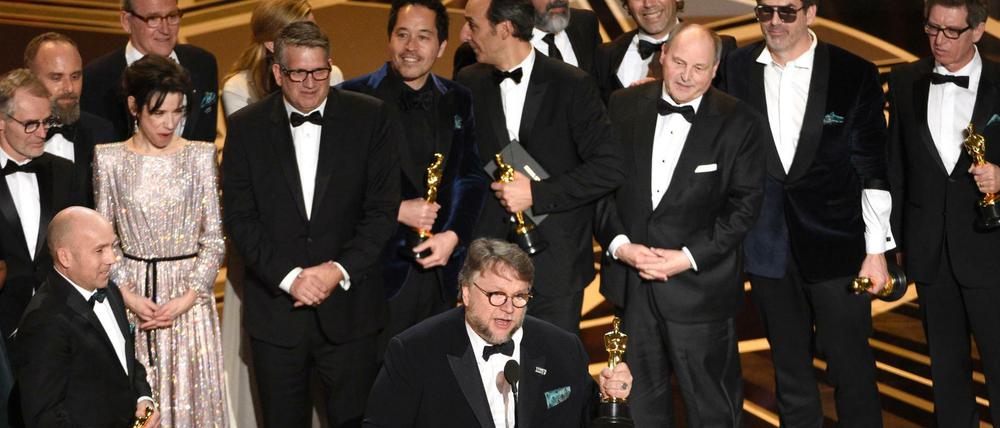 Regisseur Guillermo del Toro nimmt den Oscar für den besten Film für "Shape of Water" entgegen.