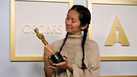 "Nomaldland"-Regisseurin Chloe Zhao mit einem ihrer Oscars.