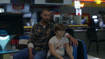 Palmer (Justin Timberlake) nimmt sich des Nachbarsjungen Sam (Ryder Allen) an, der von seiner Mutter alleingelassen wurde.