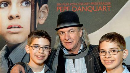 Der deutsche Regisseur und Oscar-Preisträger Pepe Danquart mit den beiden Hauptdarstellern Kamil Tkacz (l) und Andrzej Tkacz bei der Premiere seines Films "Lauf Junge lauf".