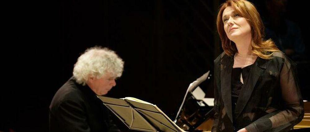 Ein Paar, eine Leidenschaft. Sir Simon Rattle und seine Frau Magdalena Kožená führen im Pierre Boulez Saal unter anderem Chansons und Dvorák-Lieder auf.