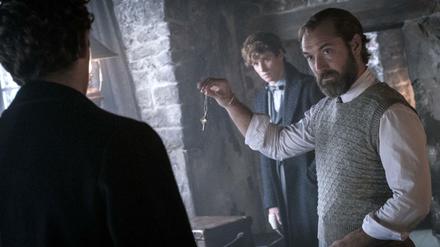 Eddie Redmayne als Newt Scamander und Jude Law (r) als Albus Dumbledore im Film „Phantastischen Tierwesen“ 3.