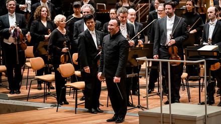 Kirill Petrenko nach dem Konzert, links von ihm Konzertmeister Daishin Kashimoto.