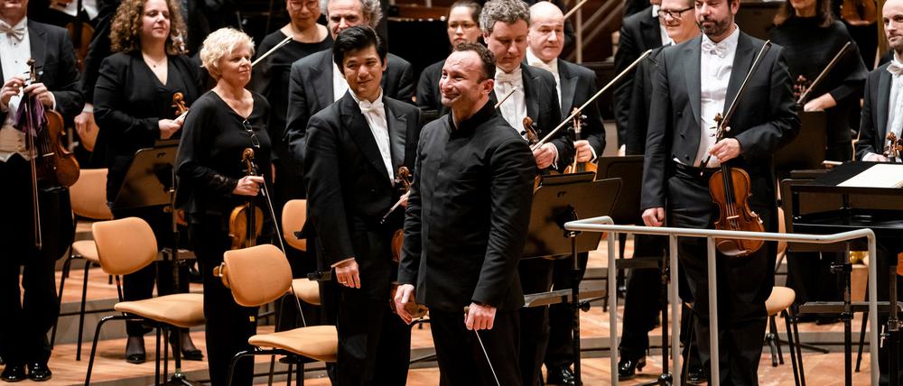 Kirill Petrenko nach dem Konzert, links von ihm Konzertmeister Daishin Kashimoto.