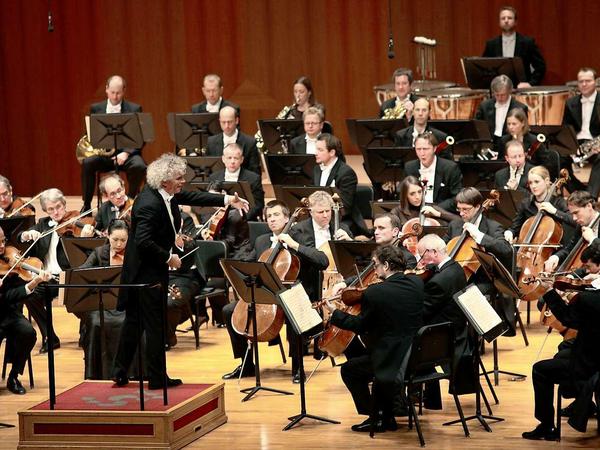Die Berliner Philharmoniker mit Sir Simon Rattle. Die Philharmoniker wählen am Montag einen neuen Chefdirigenten.