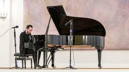 Der Pianist Igor Levit spielt sein täglich per Twitter live gestreamtes Hauskonzert während der Corona-Krise einmalig im großen Saal von Schloss Bellevue. 