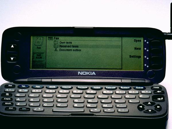 Eins der ersten Smartphones, das internetfährige Nokia 9000. Im März 1996 wurde es vorgestellt, im August kam es auf den Markt.