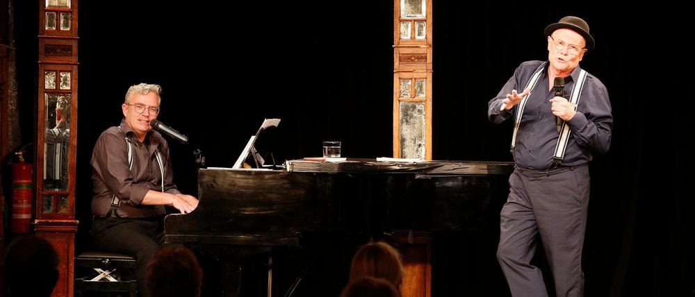 Das Duo Benedikt Eichhorn am Klavier und Thomas Pigor mit Hosenträgern.