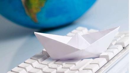 Auf dieser Erde ist der Schriftsteller Kapitän. Ein Papierboot für die Sans-Papiers sticht in See.