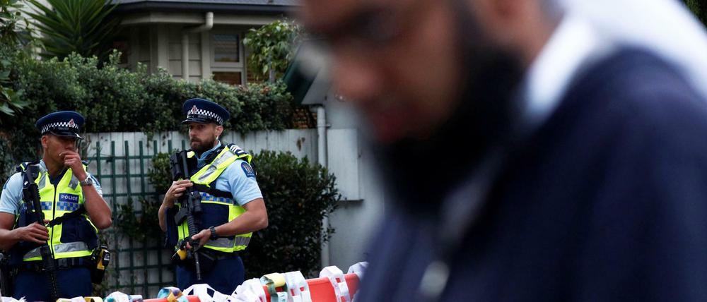 Polizisten und ein Passant vor der Al-Noor-Moschee im neuseeländischen Christchurch.