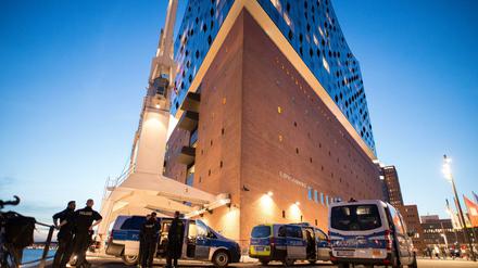 Polizisten vor der Elbphilharmonie in Hamburg. Der G20-Gipfel findet am 7. und 8. Juli 2017 in Hamburg statt. Rund um die Elbphilharmonie wird es Sicherheitszonen geben. 