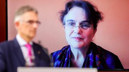 Zugeschaltet. Preisträgerin Iris Hanika, im Hintergrund Buchmessen-Chef Oliver Zille.