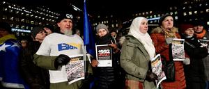 Kalter Abend. Proteste gegen Peter Handke und seine Serbien-Äußerungen in Stockholm.