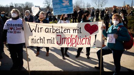 Menschen protestieren am Berliner Mauerpark gegen die Maßnahmen zum Schutz vor dem Coronavirus. 
