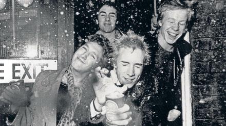 So geht wahre Jugend. Die Sex Pistols mit Sänger Johnny Rotten (Mitte) lassen eine Dose Bier explodieren. Aufgenommen im Londoner Herbst 1976. 