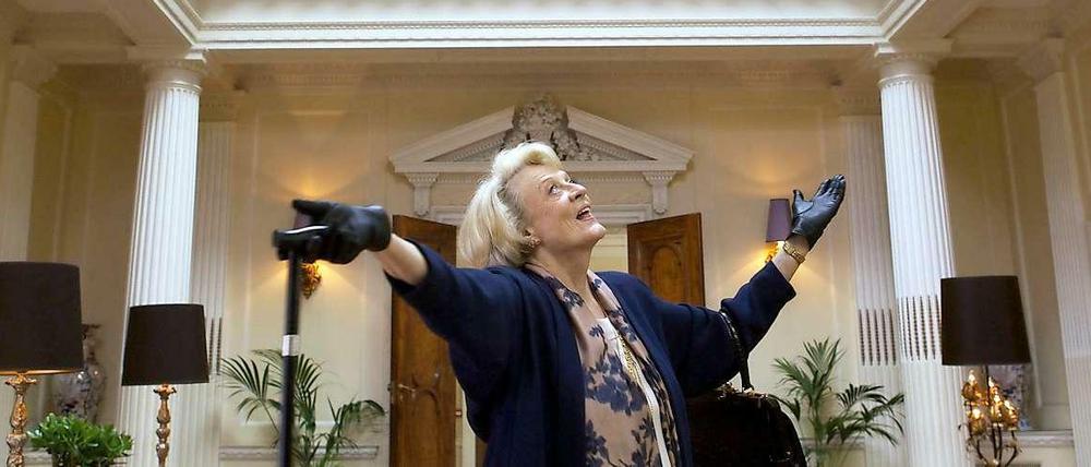 Zugabe. Die Sopranistin und Primadonna Jean (Maggie Smith) zieht in die Seniorenresidenz und wird wie eine Diva begrüßt.
