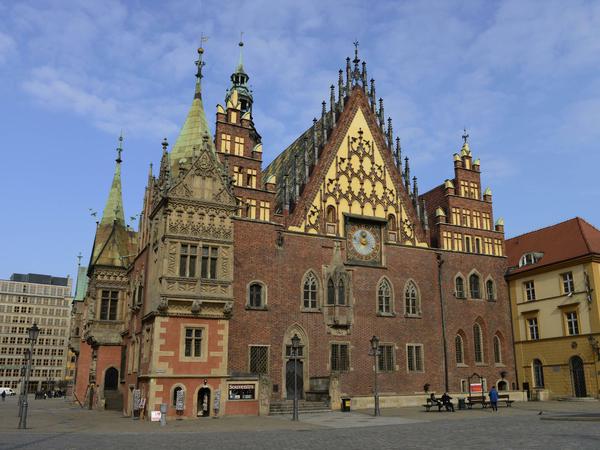 Das Rathaus gehört zu den imposanten historischen Gebäuden aus der reichen Geschichte Breslaus.