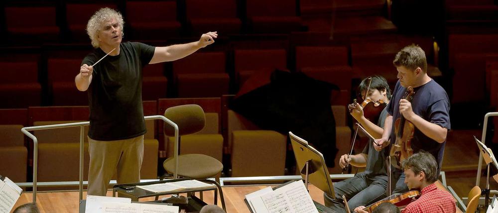 Simon Rattle probt mit den Berliner Philharmonikern.