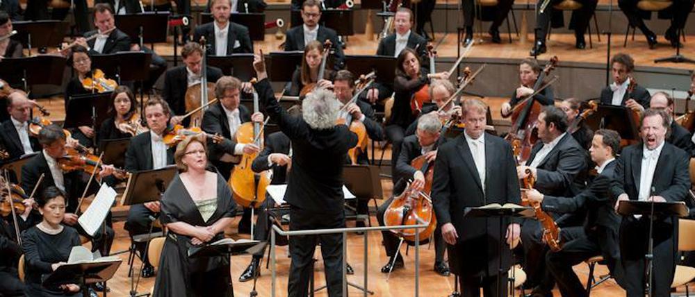Sir Simon Rattle dirigiert die Berliner Philharmoniker beim Musikfest Berlin.