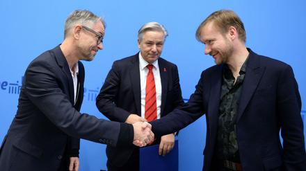 Guten Morgen, Berlin. Oliver Reese (links) und Kulturstaatssekretär Tim Renner (rechts) im Roten Rathaus mit dem Intendantenvertrag.