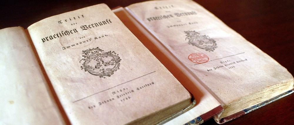 Großer Denker mit Stockflecken? Erstausgaben von Kants "Kritik der praktischen Vernunft" (1788) aus der Berliner Staatsbibliothek Unter den Linden.