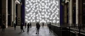 Robert Irwins Installation „Light and Space (Kraftwerk Berlin)“ beleuchtet die Turbinenhalle.