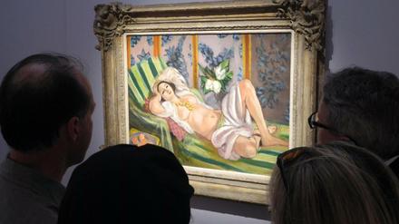 Besucher betrachten das Gemälde "Odalisque couchee aux magnolias" von Henri Matisse, das im Auktionshaus Christie's in New York hängt. 