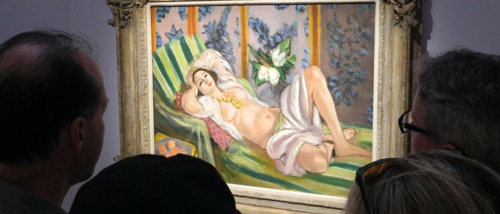Besucher betrachten das Gemälde "Odalisque couchee aux magnolias" von Henri Matisse, das im Auktionshaus Christie's in New York hängt. 