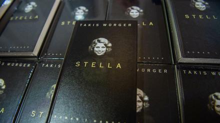 Buchstapel von Takis Würgers "Stella"-Roman, derzeit auf Platz fünf der "Spiegel"-Bestsellerliste