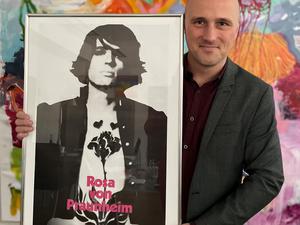 Sven Lehmann mit einem Praunheim-Poster.