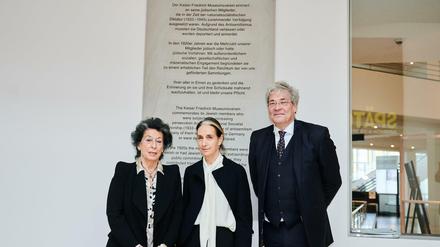 Publizistin Lea Rosh (l-r), Birgit Blass-Simmen, Vorsitzende des Kaiser Friedrich Museumsvereins und Architekt Thomas Albrecht vor der Erinnerungstafel in der Gemäldegalerie.