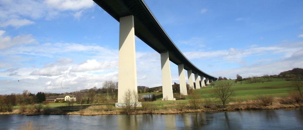 Die Ruhrtalbrücke verbindet Rheinland und Ruhrgebiet, das schicke Düsseldorf und die Arbeiterstadt Essen.