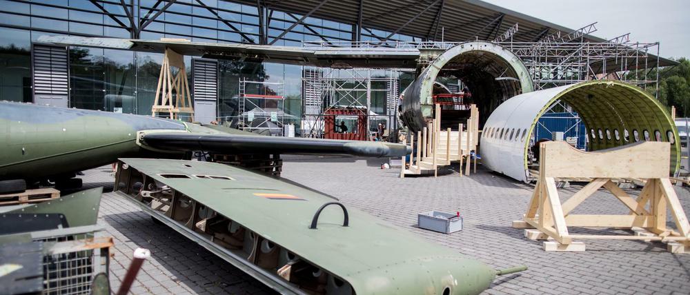 Auseinandergebaute Teile eines ausrangierten Transall C-160 Flugzeuges liegen vor der Jahrhunderthalle in Bochum, Veranstaltungsort der Ruhrtriennale. 