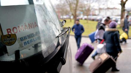 Reisebus aus Rumänien in Berlin: Unter der Schlagwörtern "Armutszuwanderung" und "Sozialtourismus" lief in den vergangenen Wochen und Monaten eine Debatte um Einwanderer aus Osteuropa.