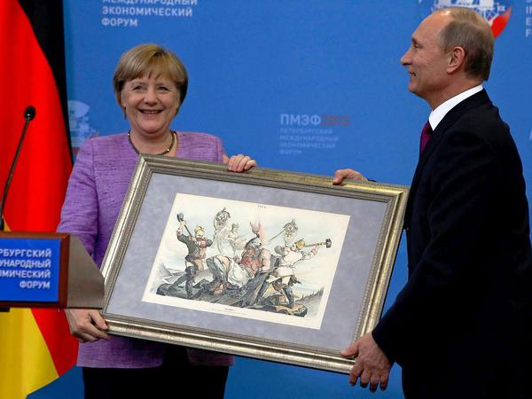 Bundeskanzlerin Angela Merkel und Russlands Präsident Putin in St. Petersburg, am 21. Juni. 