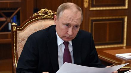 Russlands Oberbefehlshaber Putin am Schreibtisch im Kreml.