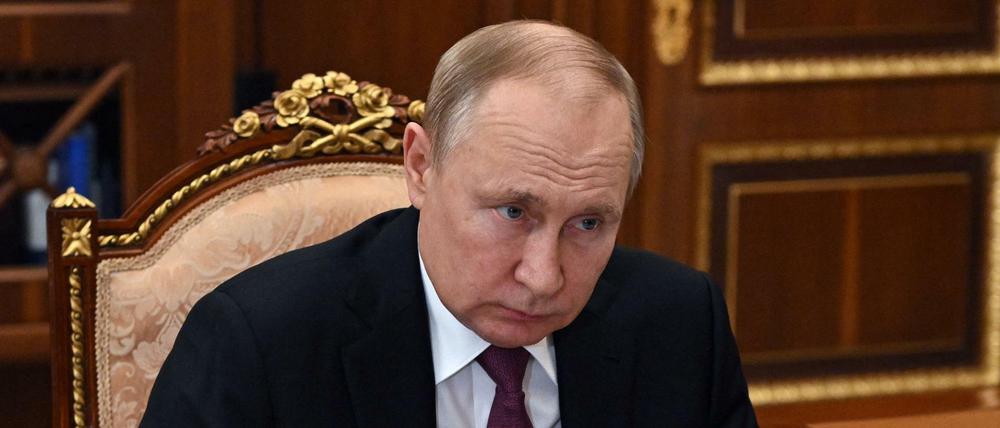 Russlands Oberbefehlshaber Putin am Schreibtisch im Kreml.