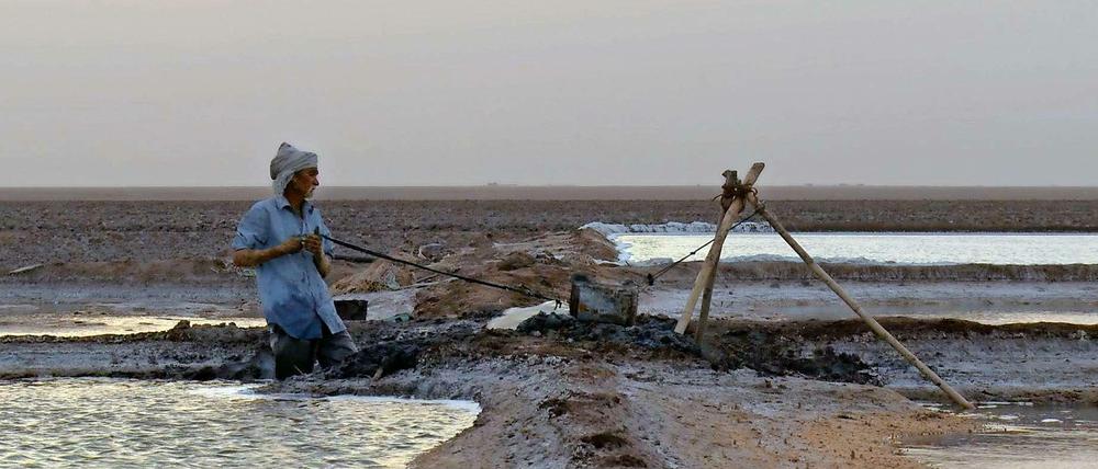 Das Salz der Erde. Ein Bauer an seinen Wasserbecken. 
