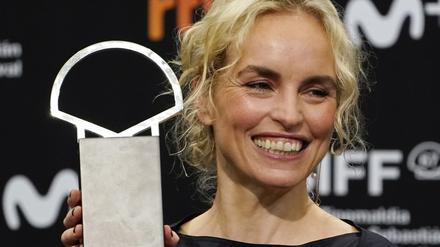 Nina Hoss nahm am Samstag in San Sebastián die Goldene Muschel als beste Darstellerin für Ina Weisses "Das Vorspiel" entgegen.